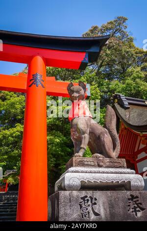 Fox statue au Sanctuaire Fushimi Inari Taisha, Kyoto, Japon Banque D'Images