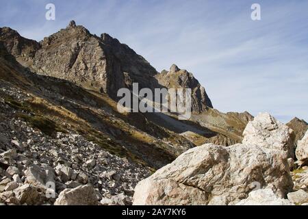 Roches vives et montagneuses contre le ciel bleu et les nuages blancs. Caucase Banque D'Images