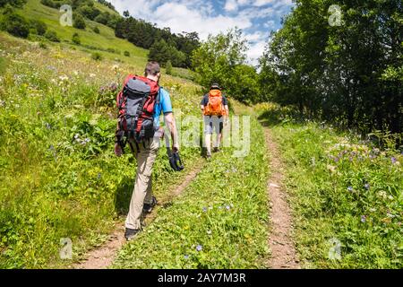 Portrait d'un groupe de touristes avec des sacs à dos grimpant une montagne Banque D'Images