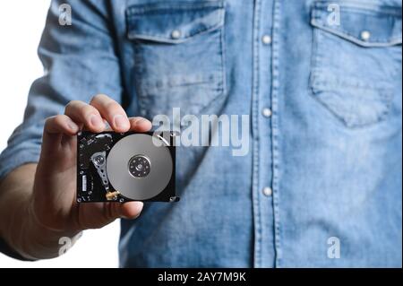 La main de l'homme tient un disque dur de 2,5 pouces. Isolé sur fond blanc. Banque D'Images