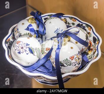 Delft, Pays-Bas, 18 janvier 2020 : chefs-d'œuvre de poterie faits à la main porcelaine de peinture à la boutique de souvenirs de la fabrication de poterie Royal Delft Banque D'Images