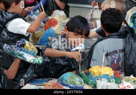 Austin, Texas : les élèves de première à troisième année peignent des chapeaux de journaux pour un projet d'art. ©Bob Daemmrich Banque D'Images