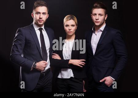 Photo du jeune trio de travailleurs de bureau debout Banque D'Images