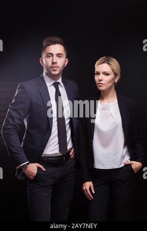 Photo de jeunes travailleurs de bureau debout Banque D'Images