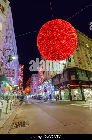 VIENNE, AUTRICHE - 28 DÉCEMBRE 2016 : ornement de rue de Noël le 28 décembre 2016 à Vienne, Autriche. Banque D'Images