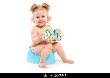 Fille avec les jouets sur le pot Banque D'Images