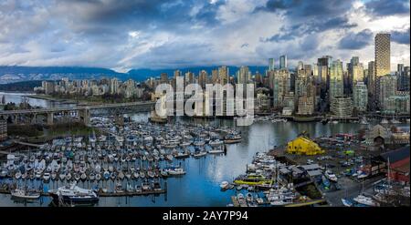 Surplombant False Creek, Granville Island Et Yaletown, Vancouver (Colombie-Britannique), Canada Banque D'Images