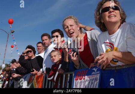 Austin, Texas 17FEB02 : les amis et la famille à la ligne d'arrivée applaudissent les coureurs de marathon pendant qu'ils participent au marathon annuel d'Austin parrainé par Motorola, une course de 26.2 miles dans les rues d'Austin. Plus de 5,000 coureurs, marcheurs et fauteuils roulants ont participé à la compétition. ©Bob Daemmrich Banque D'Images