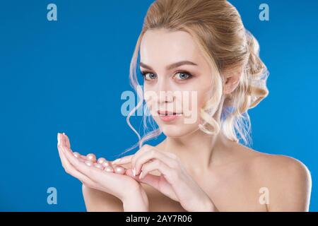 Close-up portrait d'une jeune fille sur un fond bleu Banque D'Images