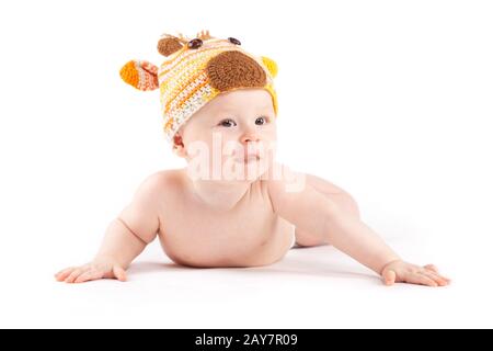 Cutie petit garçon en blanc couche et deer hat Banque D'Images