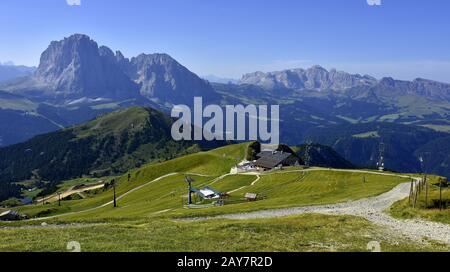 alpes dolomites; Tyrol du Sud; Italie; réserve naturelle puez-geisler; vue groupe langkofel; Banque D'Images