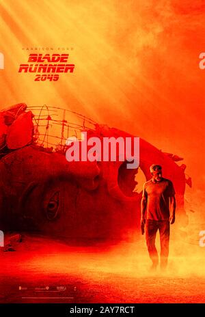 2049 Blade Runner (2017) réalisé par Denis Villeneuve et avec Harrison Ford, Ryan Gosling, Ana de Armas et Jared Leto. Une suite à la série classique 1982 Trente ans plus tard, où un nouveau blade runner découvre un secret. Banque D'Images