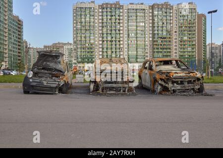 la ville a brûlé des voitures, quelques détails après un incendie dans l'un des quartiers de la ville Banque D'Images