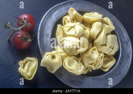 Cuisine italienne : Tortellini frais, pâtes en forme de couronne Banque D'Images