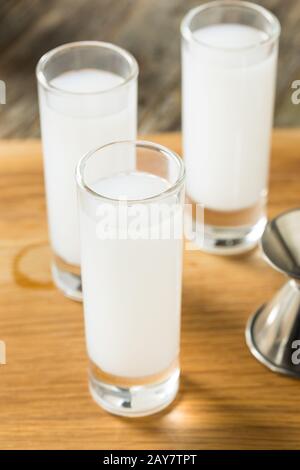 Boisson Raki Aux Anis Grecs Rafraîchissante Avec De L'Eau Banque D'Images