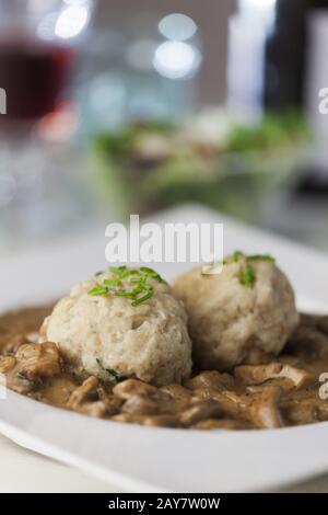 Champignons bavarois avec boulettes dans la sauce crème Banque D'Images