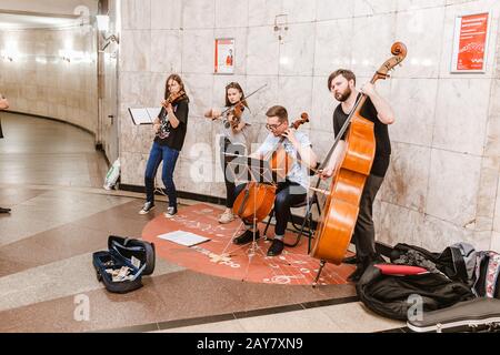 08 JUILLET 2018, MOSCOU, RUSSIE: Le groupe joue du jazz dans le métro Banque D'Images