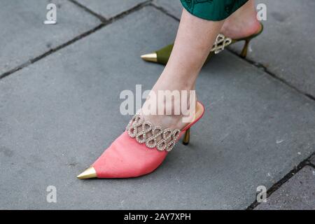 The Strand, Londres, Royaume-Uni 14 février 2020 - un amateur de mode portant des chaussures de designer de différentes couleurs arrive le jour un des défilés de mode de la collection London Fashion week - automne/hiver dans Le Strand, Londres, Royaume-Uni. Crédit: Dinendra Haria/Alay Live News Banque D'Images