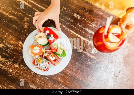 Tapas espagnoles comme cuisine traditionnelle sur table vintage au restaurant Banque D'Images