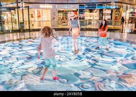 10 JUILLET 2018, BARCELONE, ESPAGNE : les enfants jouent dans le centre commercial Las Arenas Banque D'Images