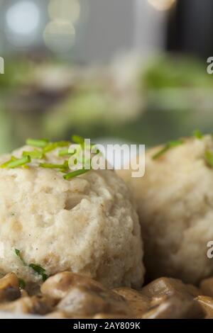 Quenelles avec sauce aux champignons Banque D'Images