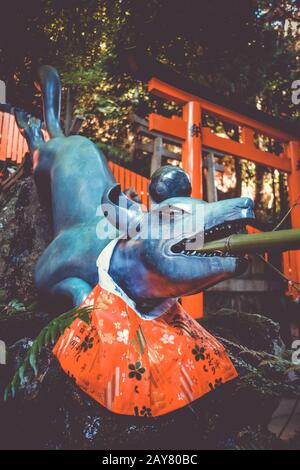 Fontaine de purification Fox au Sanctuaire Fushimi Inari Taisha, Kyoto, Japon Banque D'Images