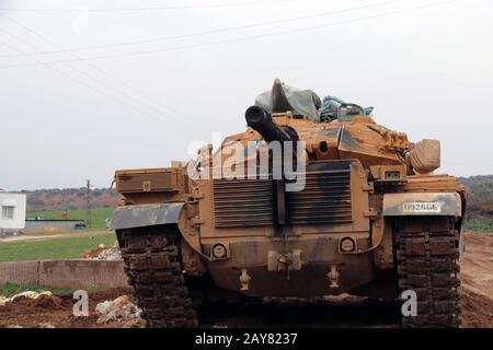 Hatay, Turquie. 14 février 2020. Un réservoir turc est vu dans le district de Reyhanli, à Hatay, en Turquie, le 14 février 2020. La Turquie a versé ces derniers jours des milliers de soldats et de convois de véhicules militaires à travers la frontière, y compris des chars, des transporteurs blindés de personnel et du matériel radar, afin de renforcer ses 12 postes d'observation. Crédit: Mustafa Kaya/Xinhua/Alay Live News Banque D'Images