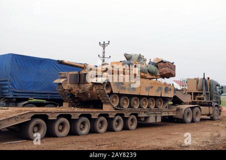 Hatay, Turquie. 14 février 2020. Un réservoir turc est vu dans le district de Reyhanli, à Hatay, en Turquie, le 14 février 2020. La Turquie a versé ces derniers jours des milliers de soldats et de convois de véhicules militaires à travers la frontière, y compris des chars, des transporteurs blindés de personnel et du matériel radar, afin de renforcer ses 12 postes d'observation. Crédit: Mustafa Kaya/Xinhua/Alay Live News Banque D'Images