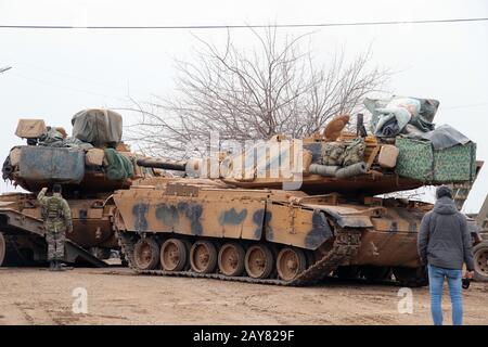 Hatay, Turquie. 14 février 2020. Des chars turcs sont vus dans le district de Reyhanli, à Hatay, en Turquie, le 14 février 2020. La Turquie a versé ces derniers jours des milliers de soldats et de convois de véhicules militaires à travers la frontière, y compris des chars, des transporteurs blindés de personnel et du matériel radar, afin de renforcer ses 12 postes d'observation. Crédit: Mustafa Kaya/Xinhua/Alay Live News Banque D'Images