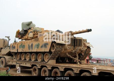 Hatay, Turquie. 14 février 2020. Un réservoir turc est vu dans le district de Reyhanli, à Hatay, en Turquie, le 14 février 2020. La Turquie a versé ces derniers jours des milliers de soldats et de convois de véhicules militaires à travers la frontière, y compris des chars, des transporteurs blindés de personnel et du matériel radar, afin de renforcer ses 12 postes d'observation. Crédit: Mustafa Kaya/Xinhua/Alay Live News Banque D'Images