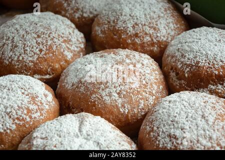 Beignets ronds frais saupoudrés de sucre Banque D'Images