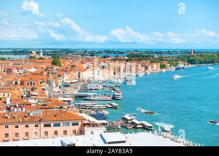 Vue depuis le Campanile clocher sur les bateaux et navires à Grand Canal Banque D'Images