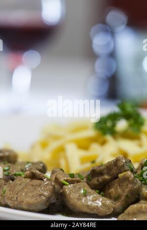 viande en tranches bavaroise avec nouilles Banque D'Images