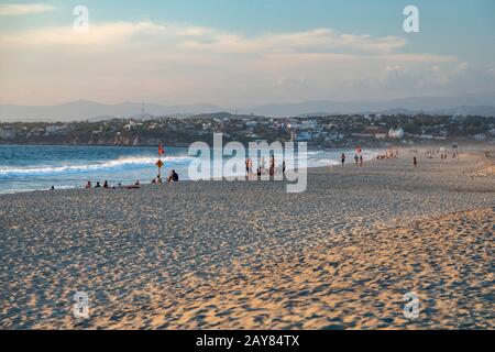 Brisas de Zicatela, Oaxaca, Mexique - La plage de l'océan Pacifique, en regardant vers Puerto Escondido. Les drapeaux rouges avertissent des conditions de baignade dangereuses. Banque D'Images