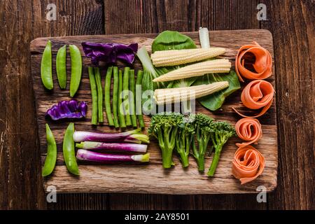 Légumes colorés mélangés à bord Banque D'Images