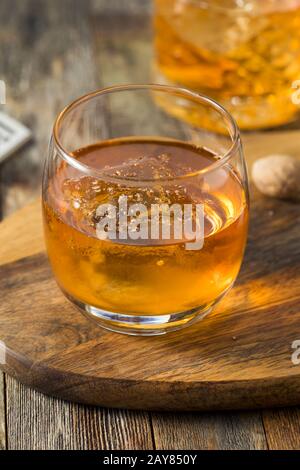 Cocktail Rum Baumbo Maison Rafraîchissant Avec Muscade Banque D'Images