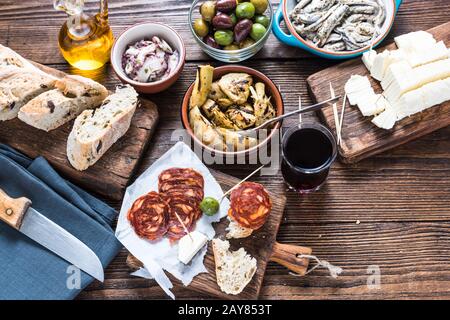 Partager des tapas espagnoles authentiques avec des amis au bar Banque D'Images