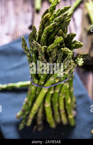 Asperges fraîches et vibrantes du marché local Banque D'Images