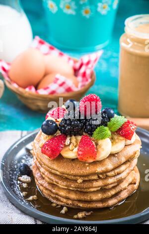 Crêpes avec parfaite fruits frais de la forêt Banque D'Images