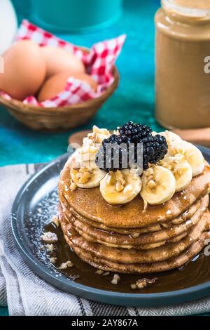 Crêpes aux mûres, noix, banane et sirop d'érable Banque D'Images