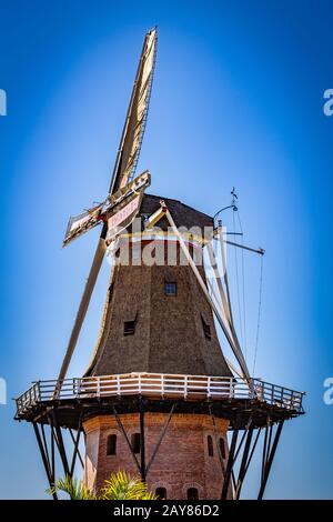 Réplique du moulin néerlandais à Holambra, Brésil. Holambra est la principale production de fleurs et les immigrants néerlandais au Brésil. Banque D'Images