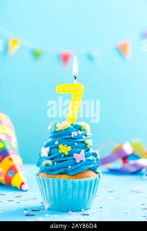 Septième cupcake anniversaire avec bougie. Maquette de carte. Banque D'Images