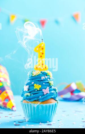 Premier cupcake d'anniversaire avec bougie coup de bougie.maquette de carte. Banque D'Images