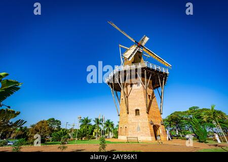 Réplique du moulin néerlandais à Holambra, Brésil. Holambra est la principale production de fleurs et les immigrants néerlandais au Brésil. Banque D'Images