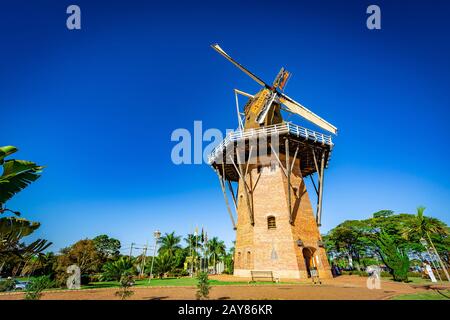 Réplique du moulin néerlandais à Holambra, Brésil. Holambra est la principale production de fleurs et les immigrants néerlandais au Brésil. Banque D'Images