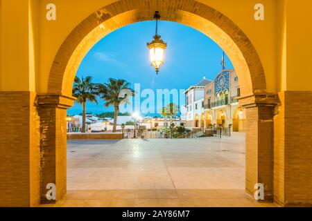 Place magnifique de la ville à Palos de la Frontera, Espagne à l'heure bleue Banque D'Images