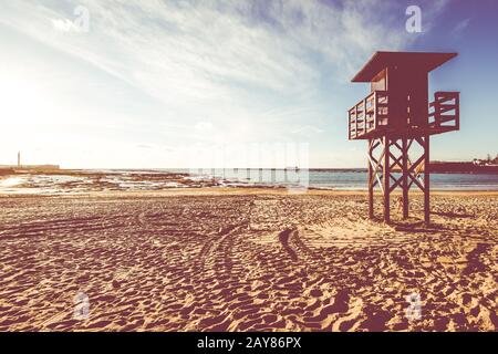 Tour de surveillance de Sauvard baywatch sur la plage de sable Banque D'Images