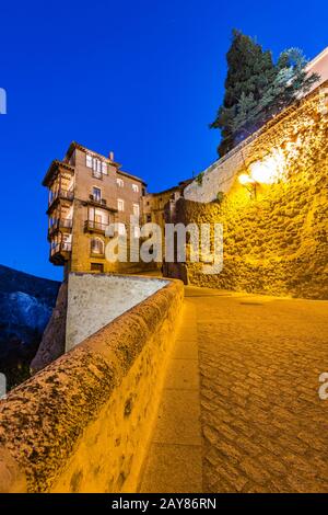 Pendaison de maisons ou Casas Colgadas à Cuenca le soir Banque D'Images