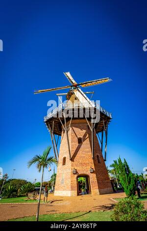 Réplique du moulin néerlandais à Holambra, Brésil. Holambra est la principale production de fleurs et les immigrants néerlandais au Brésil. Banque D'Images