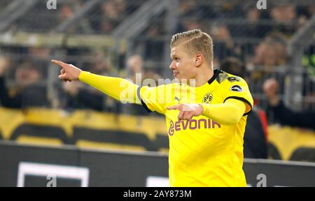 Dortmund, Allemagne, signal-Iduna-Park, 14 février 2020: Erling Braut Haaland de Borussia Dortmund célèbre avoir marqué l'objectif 3:0 lors du premier match de Bundesliga Borussia Dortmund contre Eintracht Frankfurt en saison 2019/2020. La réglementation DFL interdit l'utilisation de photographies comme séquences d'images et/ou quasi-vidéo. Banque D'Images